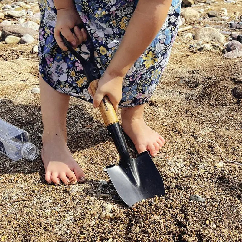 Outdoor Metal Digging Sand Shovel With Wooden Handle